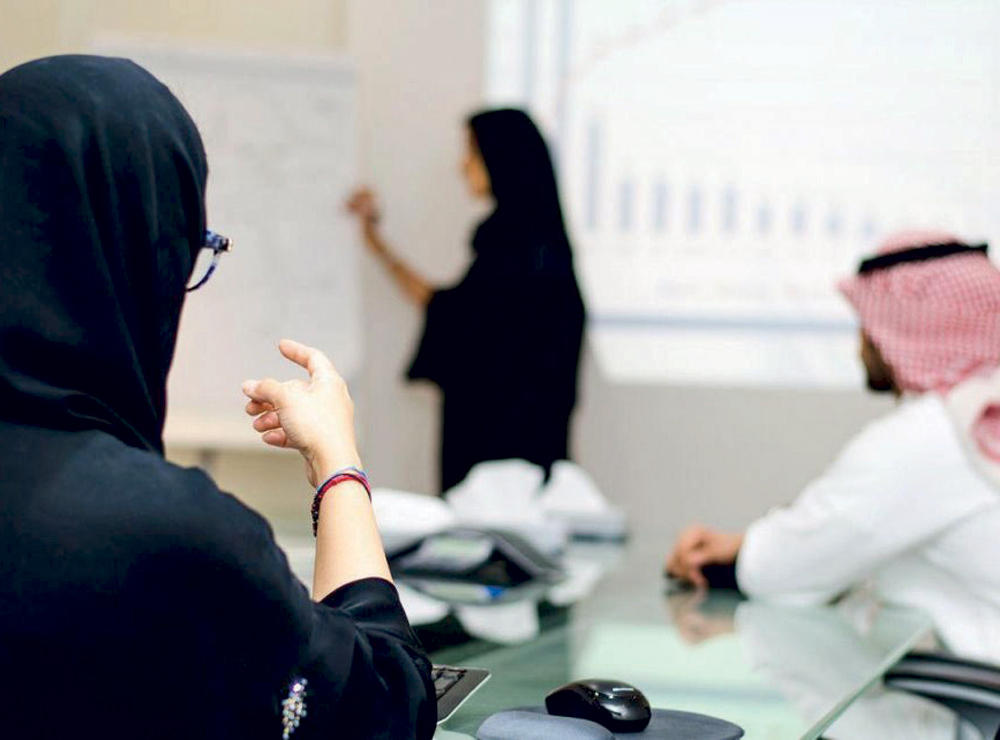 طلاب يدرسون في بيئة تعليمية حديثة